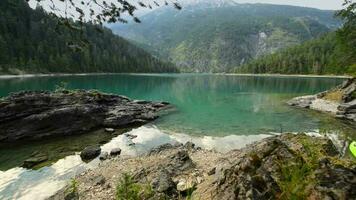 vedere alla cieca panoramico lago. kayak su il roccioso lago costa. all'aperto attività video