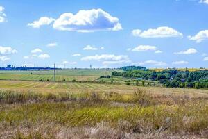 rural paisaje con hermosa cielo y campo. foto