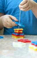 creatividad con niños. haciendo velas para el día festivo. haciendo artesanía con niños. foto