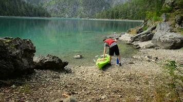 caucasian kayaker på de naturskön sjö Strand njuter de se. blindsee, österrikiskaukasiska kayaker på de naturskön sjö Strand njuter de se. blindsee, österrike video