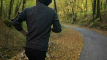 Männer Laufen im ein Wald. kaukasisch Männer im seine 30er Jahre Nachmittag Joggen. schleppend Bewegung Filmaufnahme. video