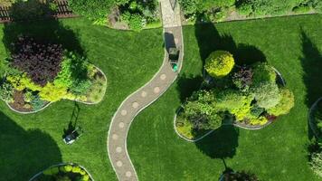 giardino attrezzatura su prato e passerella. video