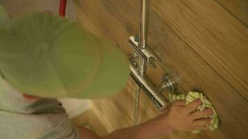 mannen schoonmaak badkamer keramisch tegels douche cabine video