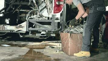 reparar tienda trabajador mirando en compartimiento lleno con antiguo eléctrico cable. video