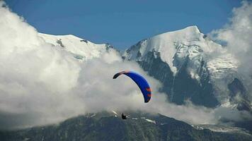 paraglider på hans vind och bergen landskap video