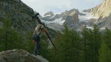 natura fotografia spedizione nel il montagna natura selvaggia video