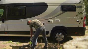 uomini inserzione camper furgone rv cassetta gabinetto in camper furgone gabinetto scomparto video