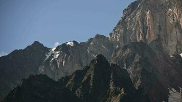 panoramisch horizontaal nemen van graniet berg pieken van Italiaans Alpen video