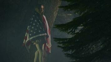 niña cubrir en americano nacional bandera quedarse en oscuro brumoso bosque. video