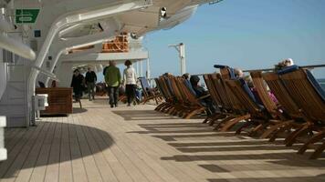 noviembre 18, 2017. pasajeros de transatlántico crucero Embarcacion reina María 2 disfrutando soleado clima en el medio de norte atlántico océano. video