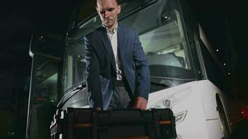 internacional viagem treinador ônibus motorista com dele equipamento preparando para a viagem video