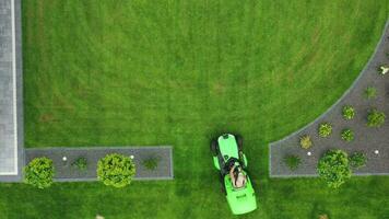 aérien vue de homme sur tracteur pelouse tondeuse. video