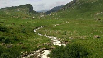 Frans alpine landschap in de buurt maand blanco. berg rivier. zomer landschap video