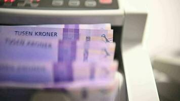 elektronisch geld teller met duizend kronen. video