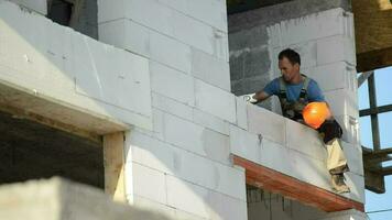 caucasiano construção trabalhador levando pausa enquanto dentro a trabalhos video
