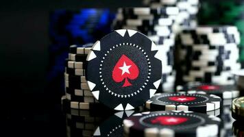 bundel van zwart en wit casino chips spelen kaarten video