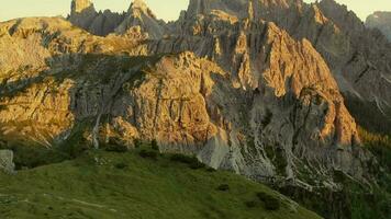 cênico alpino pôr do sol dentro a misurina região do italiano Alpes. video