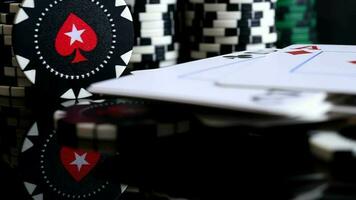 schließen oben von Deck von Karten behandelt in zwei Haufen mit Vorrat von Poker Chips. video