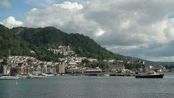 cercado de montanhas e fiordes cidade do Bergen, Noruega. video