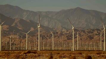 montañas establecido renovable energía poder planta. viento energía. Coachella valle, California, unido estados de America. video