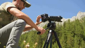 mannen nemen buitenshuis afbeeldingen gebruik makend van professioneel camera video