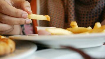 Essen Französisch Fritten auf Teller video