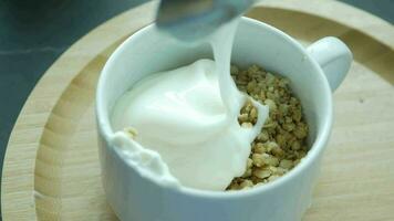 zetten yoghurt in muesli moslim in een kom video