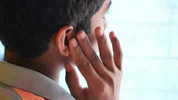 Adolescência Garoto tendo orelha dor tocante dele doloroso orelha video