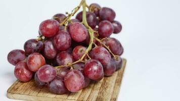 frutas frescas de uva em fundo branco video