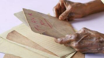 senior vrouwen hand- Holding dank u brief , achterzijde visie , video