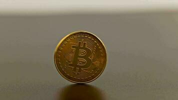 bitcoin moneta Filatura su grigio sfondo - avvicinamento con Slow motion video