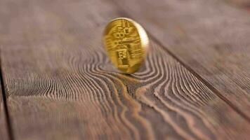 bitcoin moneta Filatura su di legno sfondo - avvicinamento con Slow motion video