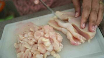 snijdend borst kip vlees Aan een hakken bord , video