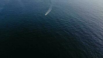 aéreo Visão do a atlântico oceano em a fundo do uma lindo pôr do sol video