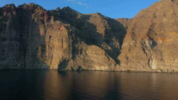antenn se av los giganter klippor på teneriffa, kanariefågel öar, Spanien. atlanten kust video