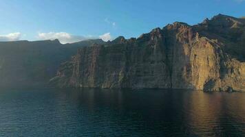 antenn se av los giganter klippor på teneriffa, kanariefågel öar, Spanien. atlanten kust video