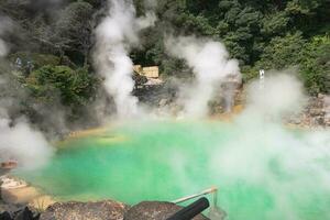 beppu,oita,kyushu,japón - octubre 15, 2018 umi jigoku, natural caliente primavera, mar infierno, azul agua y caliente foto