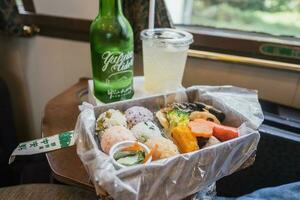 yufuin, oita, kyushu, japón - octubre 14, 2018 Yufuin sidra, especial bebida en Yufuin No mori tren, limitado Rápido tren, ruta Entre hakata estación a Yufuin estación, genial sabor y verde botella foto