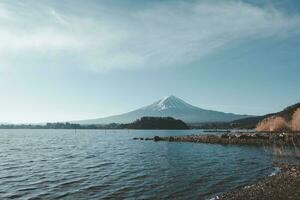 montar fuji desde kawaguchiko lago en yamanashi, Japón. lago ver con fuji montaña antecedentes. foto