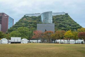 fukuoka, kyushu, japón - octubre 26, 2018 acros fukuoka, verde techo, verde muro, paso jardín foto