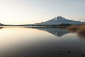 montar fuji desde kawaguchiko lago en yamanashi, Japón. lago ver con fuji montaña antecedentes. foto