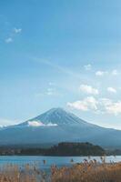 montar fuji desde kawaguchiko lago en yamanashi, Japón. lago ver con fuji montaña antecedentes. foto