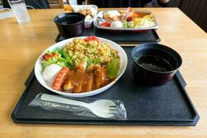 frito arroz con crujiente tocino, embutido, empanizado pollo y miso sopa, japonés comida foto