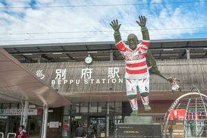 beppu,oita,kyushu,japón - octubre 15, 2018 kumahachi aburaya estatua a beppu Japón ferrocarril estación foto