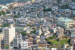 panorama ver de Nagasaki ciudad con montaña y azul cielo fondo, paisaje urbano, nagasaki, kyushu, Japón foto