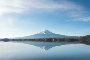 montar fuji desde kawaguchiko lago en yamanashi, Japón. lago ver con fuji montaña antecedentes. foto