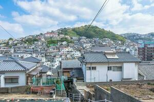 panorama ver de Nagasaki ciudad con montaña y azul cielo fondo, paisaje urbano, nagasaki, kyushu, Japón foto