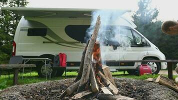 hout voeden kampvuur Aan een camping video