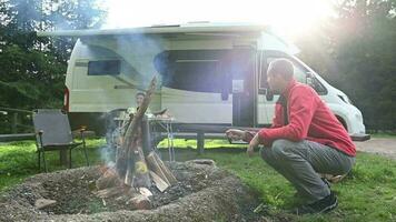 Paar im ihr 40er Jahre hängend in der Nähe von Lagerfeuer und haben Campingplatz Spaß video