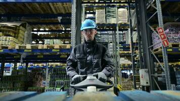 Kaukasisch pallet lifter operator in de magazijn. opslagruimte en groothandel industrie video